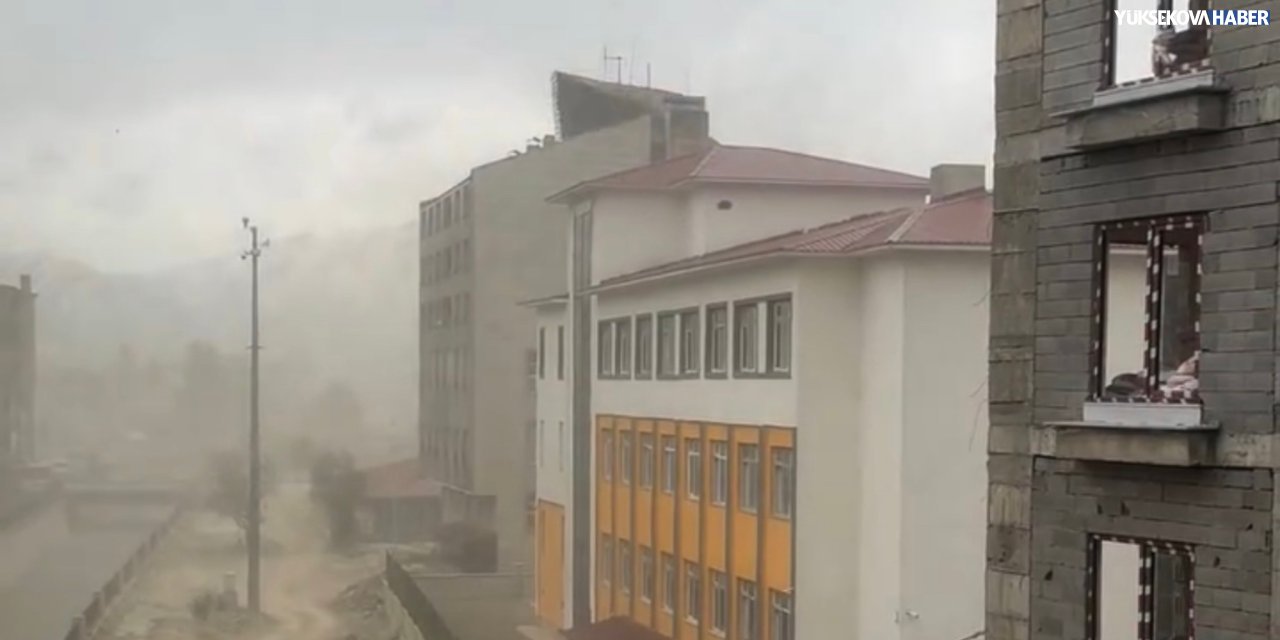 Yüksekova’da şiddetli rüzgar Öğretmenevi’nin çatısını yerinden söktü