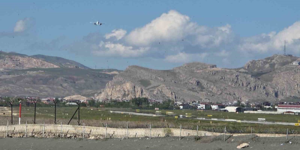 Van’da şiddetli rüzgar hava ulaşımını aksattı