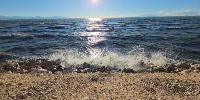 Van’da etkili olan rüzgar Van Gölü’nü coşturdu