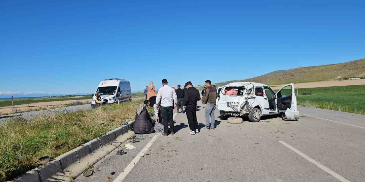 Adilcevaz’da bayram dönüşü kaza: 3 yaralı
