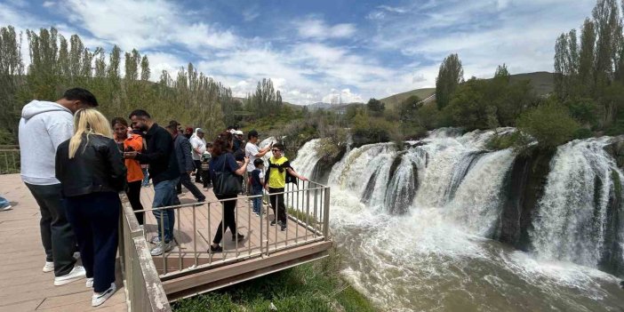 Yağışlarla coşan Muradiye Şelalesi ziyaretçi akınına uğradı
