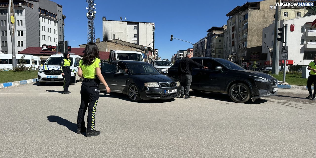 Yüksekova’da maddi hasarlı trafik kazası