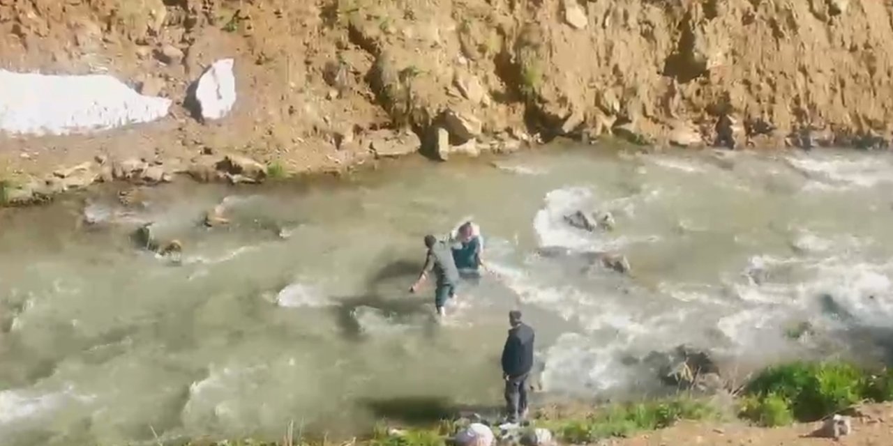 Yüksekova'da pancar dönüşünde derede mahsur kaldı