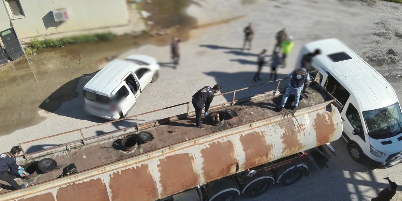 Bitlis’te yakıt tankerinin içinde 30 kaçak göçmen yakalandı