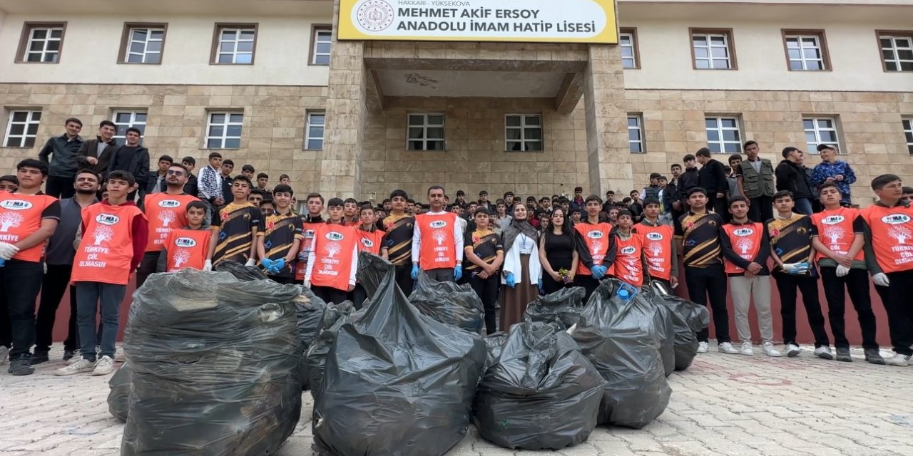 Yüksekova’da 400 kişi bir araya gelerek çevre temizliği yaptı
