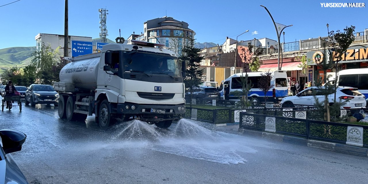 Yüksekova’da cadde ve sokaklarda sulama çalışması
