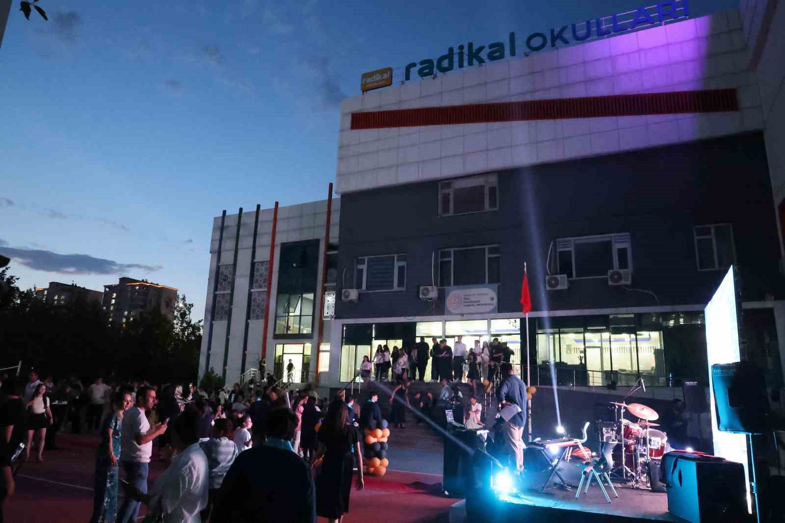 Diyarbakır’da 8’inci sınıf öğrencileri kep attı
