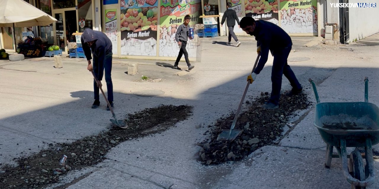 Yüksekova’da vatandaşlar çukurları kendi imkânlarıyla doldur