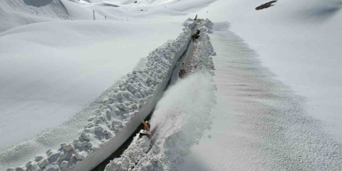 Van-Bahçesaray yolu kontrollü olarak ulaşıma açıldı