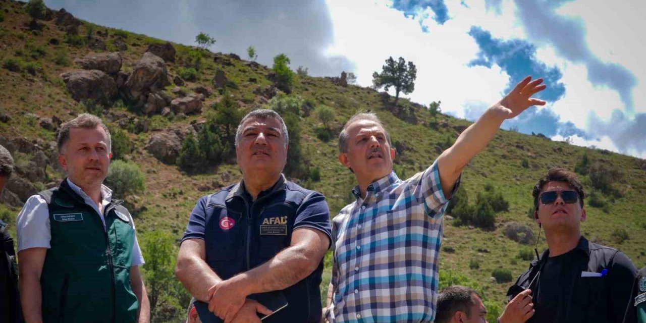 Uzman ekipler heyelan alanını inceledi
