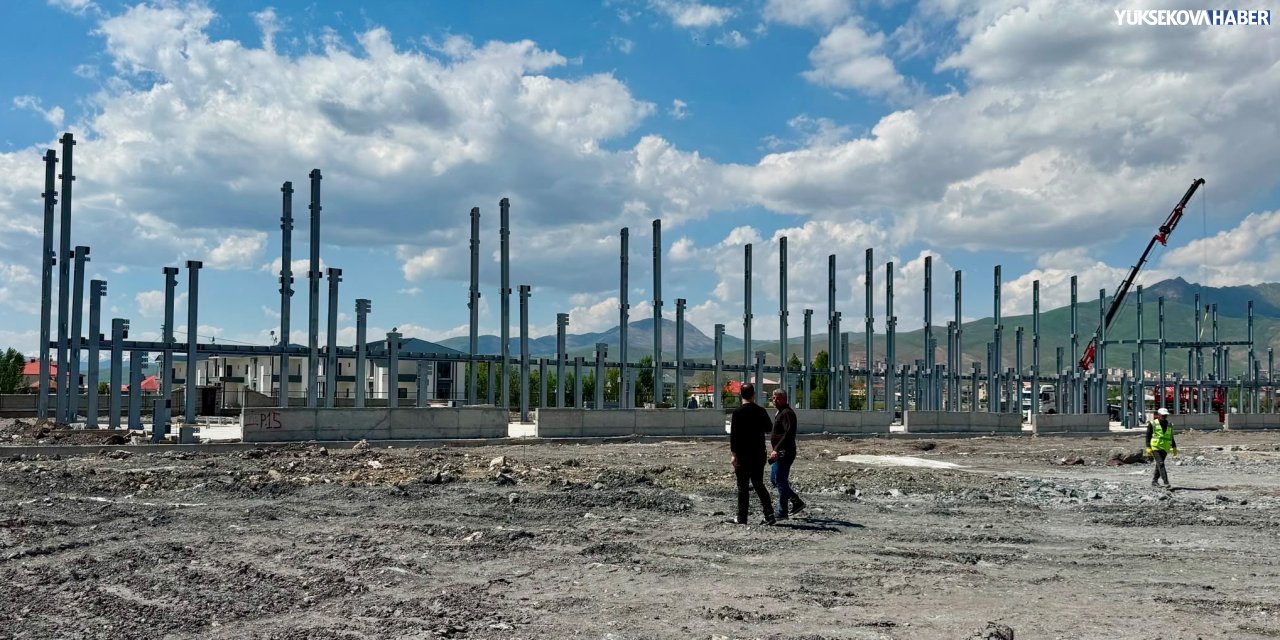 Yüksekova stadyumunda çelik tribünler yükseliyor