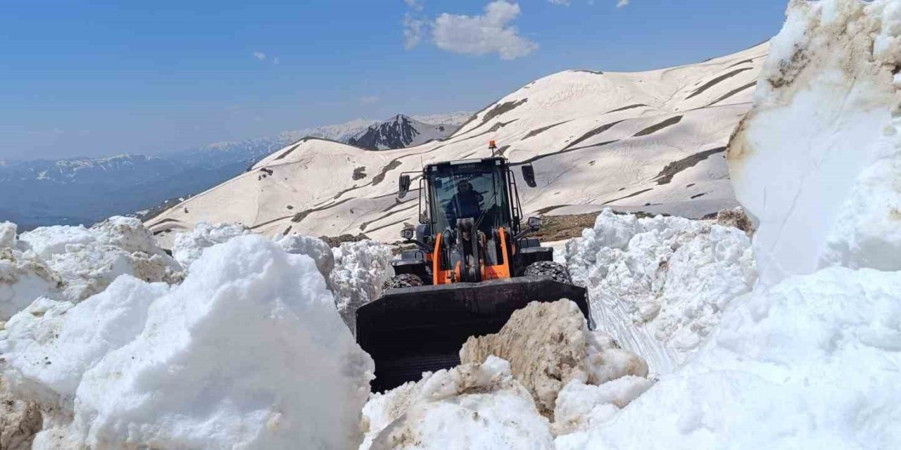 Hakkari’de Haziran'da karla mücadele devam ediyor