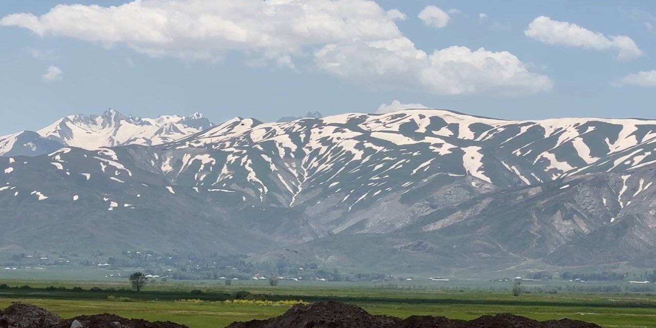 Yüksekova’nına karlı dağları ilgi görüyor