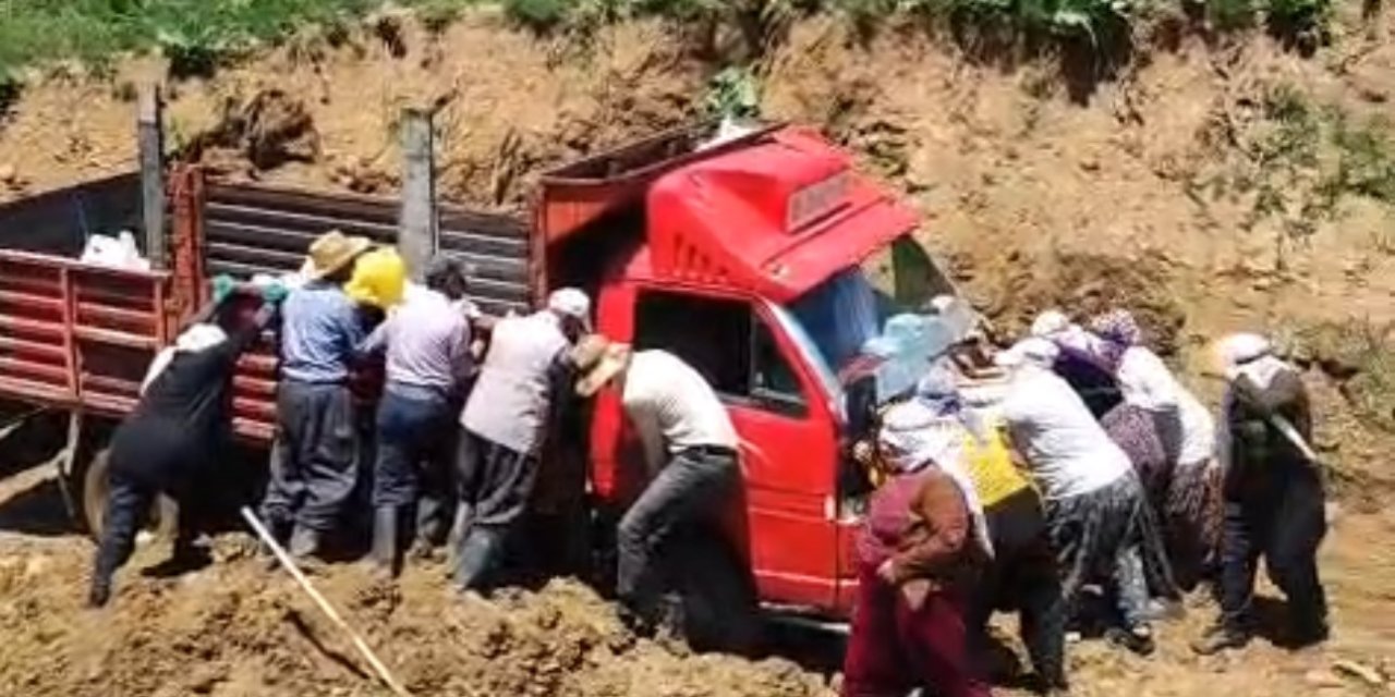 Berivanlar çamura saplanan kamyoneti itekleyerek k