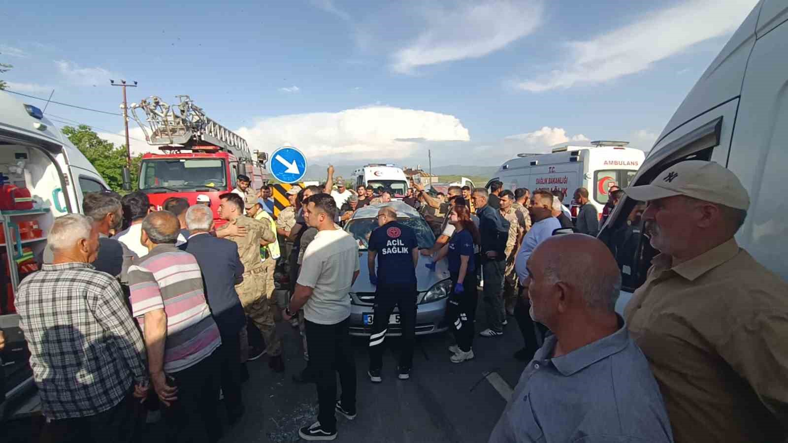 Muradiye’de otomobil ile minibüs çarpıştı: 5 kişi yaralandı