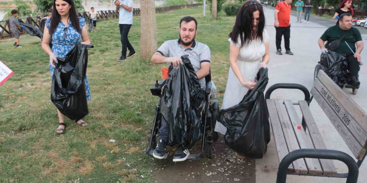 Engelliler parklarda çevre temizliği yaptı