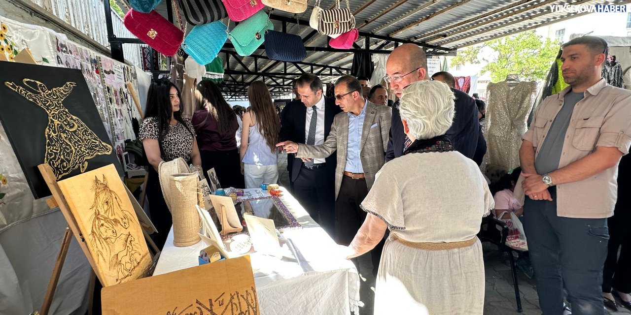 Yüksekova Halk Eğitimi Merkezi’nde yıl sonu sergisi açıldı