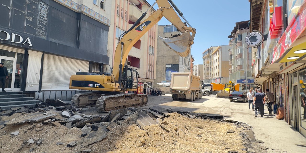 Yüksekova’da 23 Nisan Caddesi için asfalt çalışması başladı