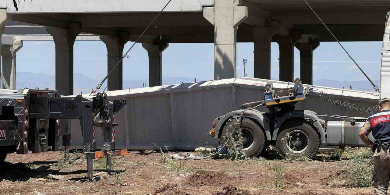 Yaklaşık 15 tonluk beton blok altında kaldılar: 1 ölü, 1 yaralı