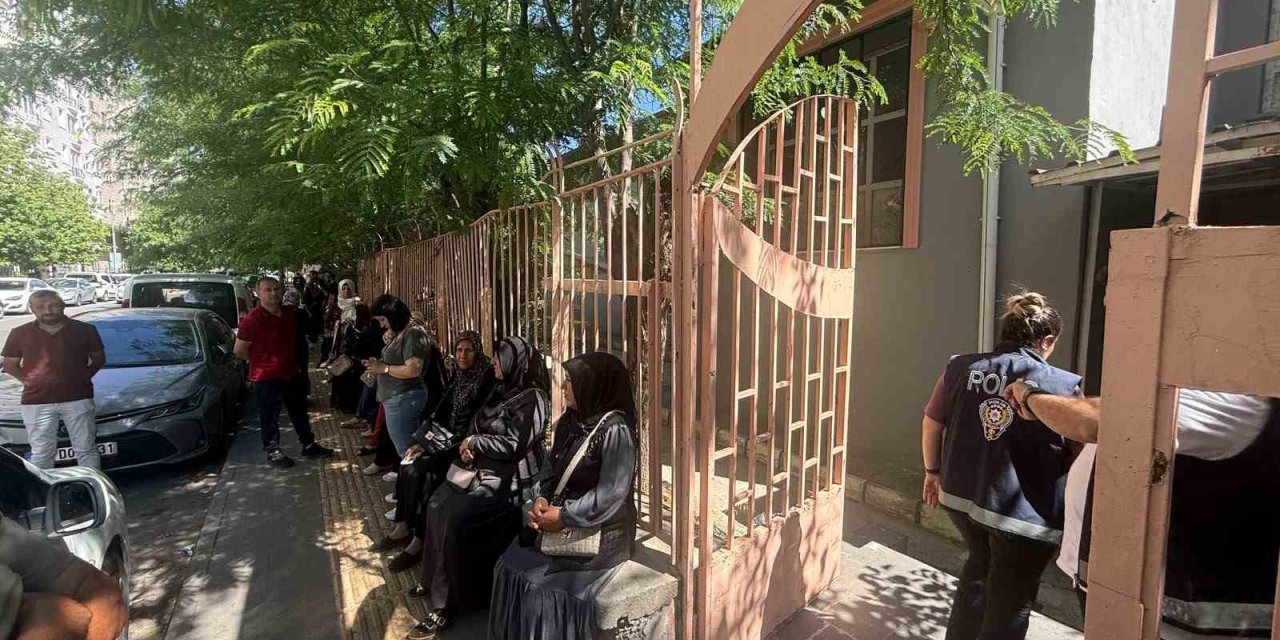 Kimliğini unutan öğrenci, son dakikada sınava yetişti