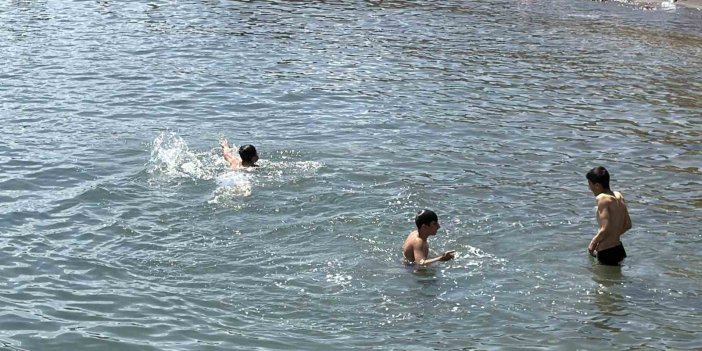 Çocuklar Van Gölü’nün keyfini çıkardı