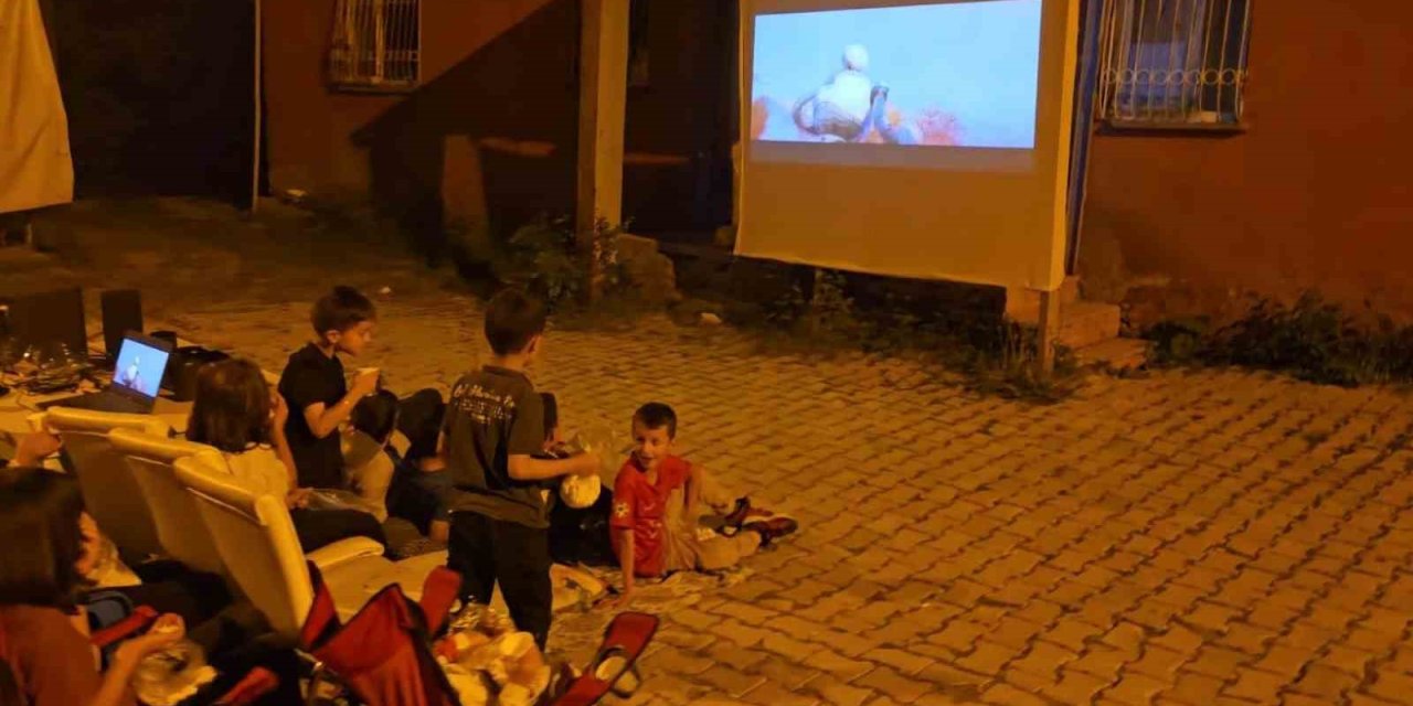 Hakkari’de dev ekranda sinema keyfi