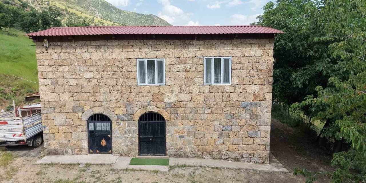 30 yıl önce kendi emeğiyle yaptığı ev turistlerin ilgi odağı oldu