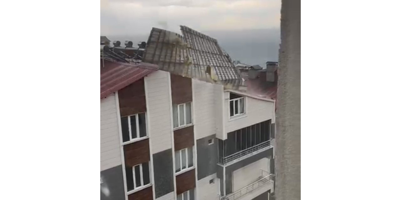 Bitlis'te fırtına çatıları uçurdu