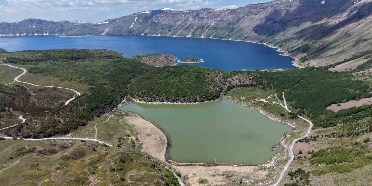 Nemrut Krater Gölü hafta sonu ziyaretçi akınına uğradı