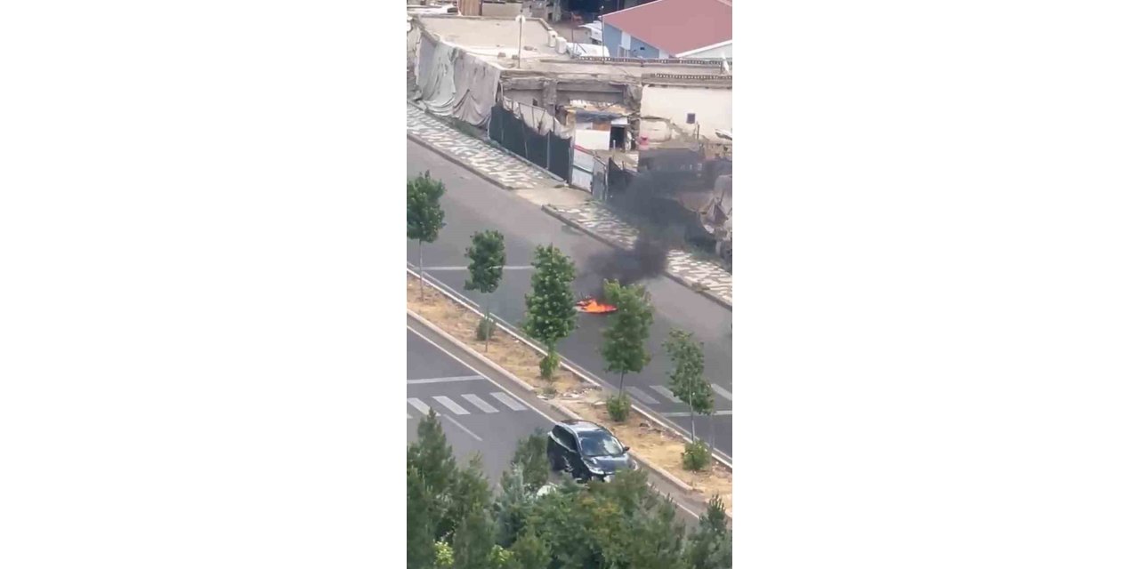 Seyir halindeki motosiklet alev aldı
