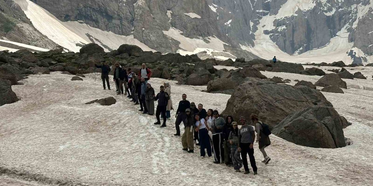 Buzulların gölgesinde doğayla iç içe yürüyüş