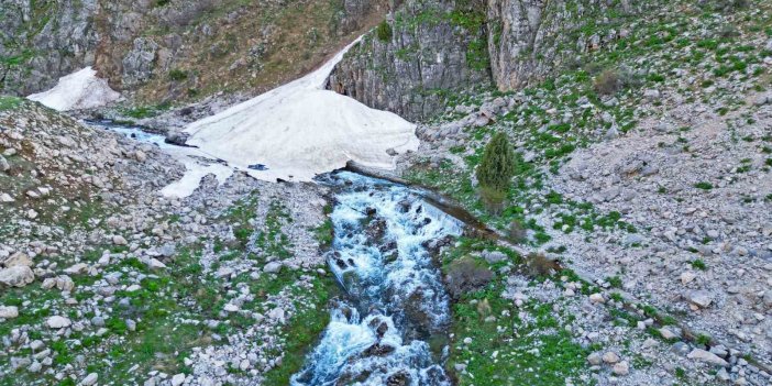 Bitlis’ten gelen kar suları Van Gölü’nü besliyor