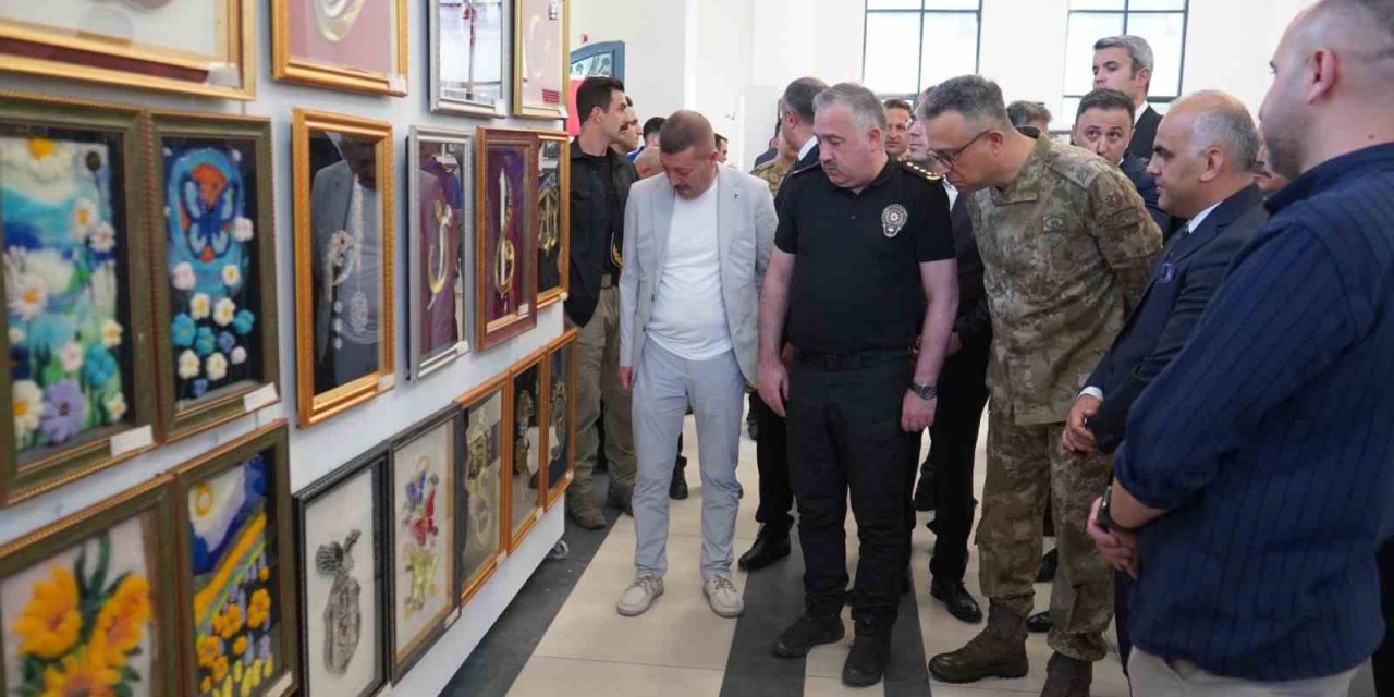 Van’da hükümlü ve tutukluların yaptığı eserler vatandaşların beğenisine sunuldu