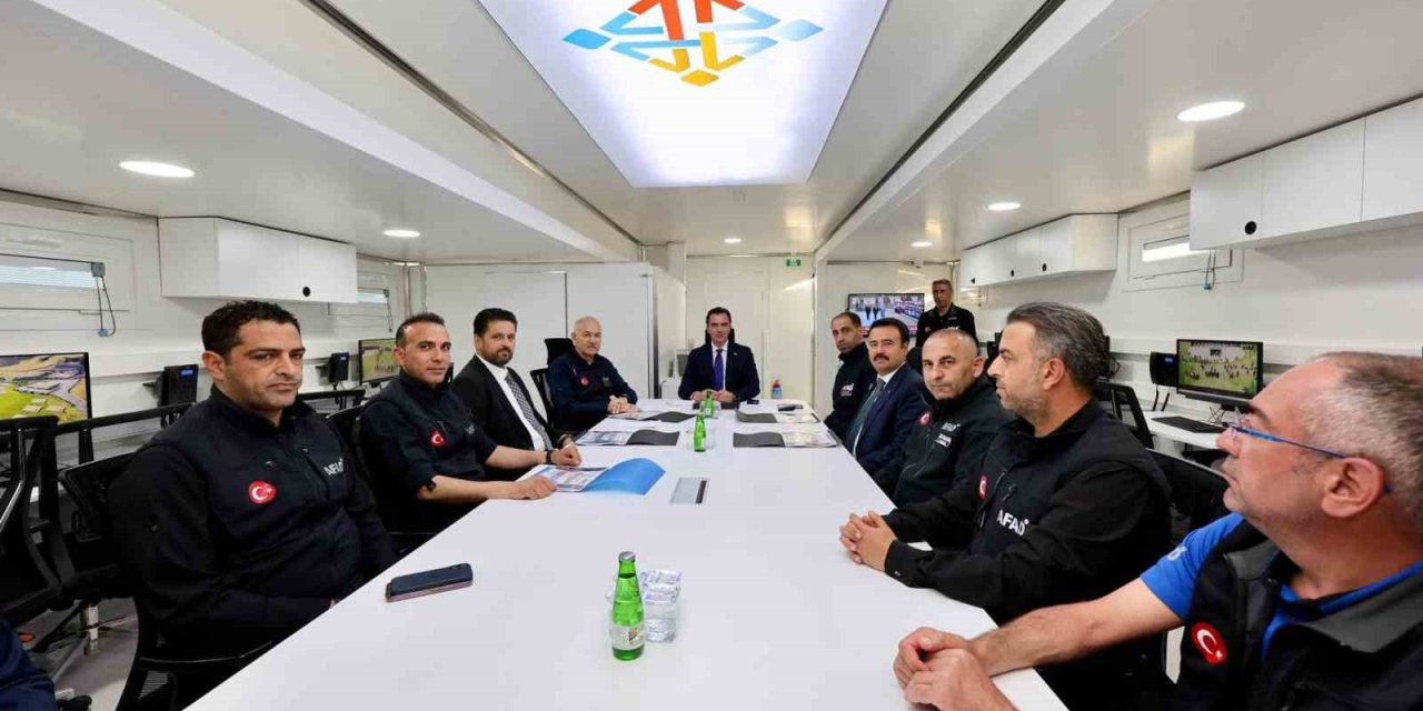 Bitlis Valisi Karakaya, AFAD’ın tematik kampını ziyaret etti