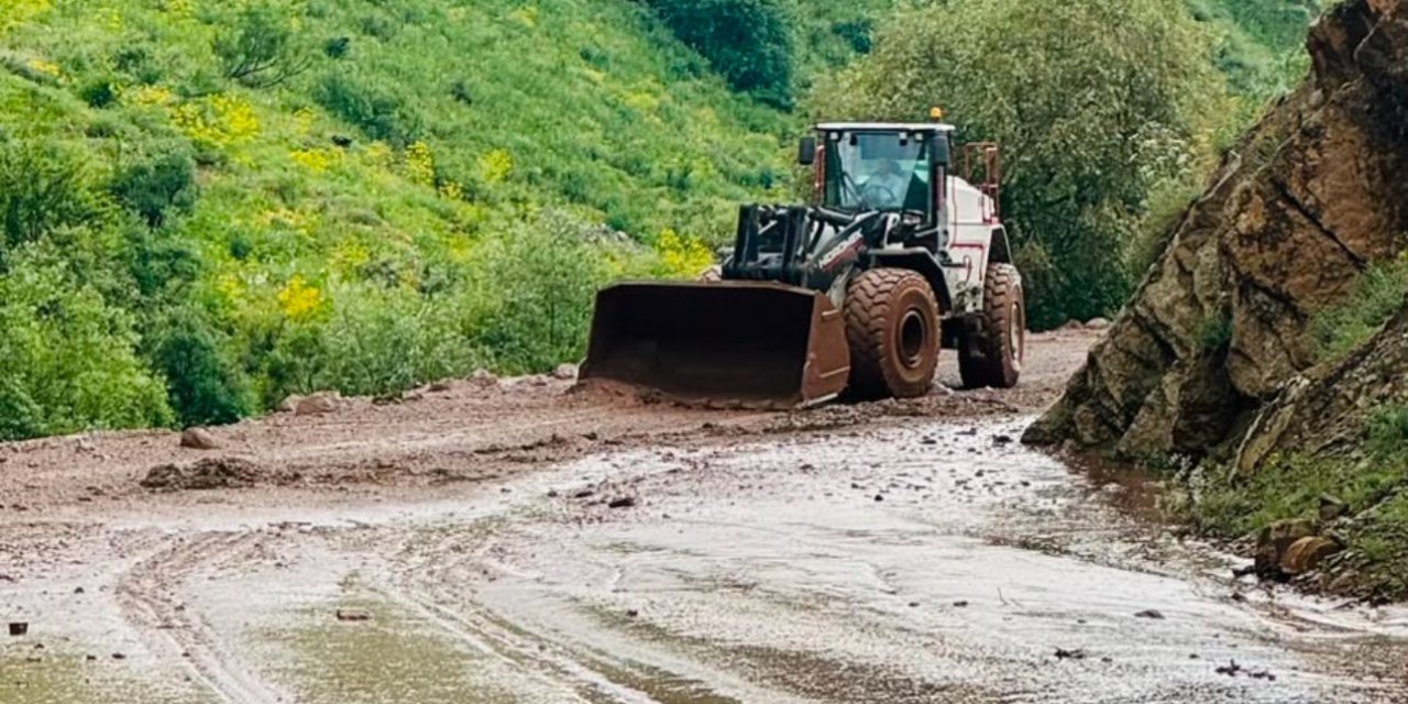 Yüksekova’da heyelan: Mezra yolu ulaşıma kapandı