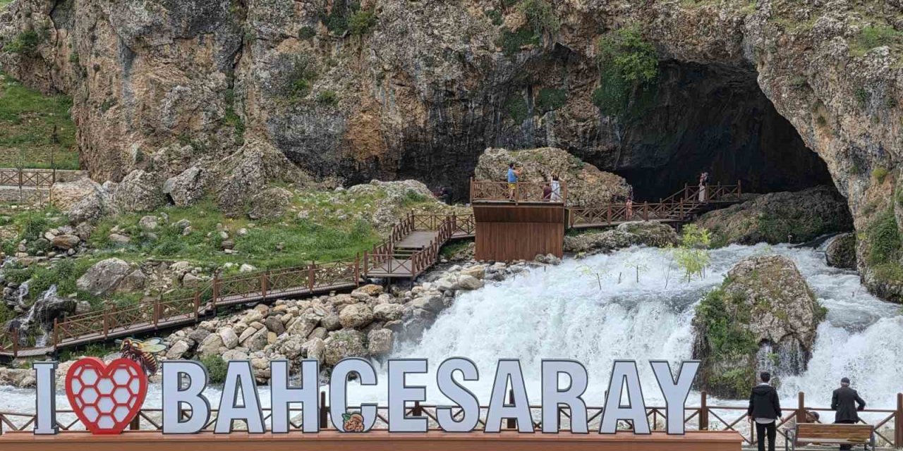 Bahçesaray’da mağaradan çıkan doğal su kaynağı ilgi odağı oldu