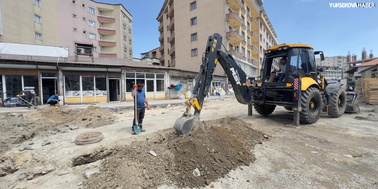 Yüksekova’da asfalt öncesi hazırlık çalışmaları sürüyor