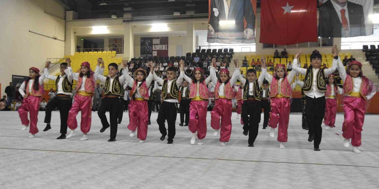 Bitlis’te geleneksel çocuk oyunları şenliği yapıldı