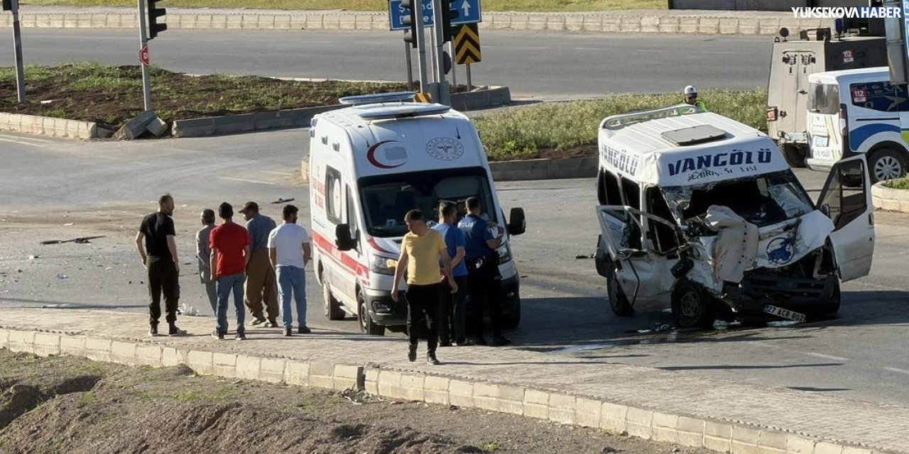 Yüksekova’da kaza: 2 ölü, 3 yaralı