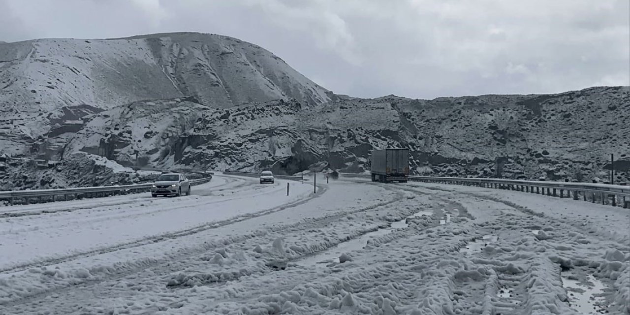 Tendürek Geçidi’ndeki manzara kışı aratmadı