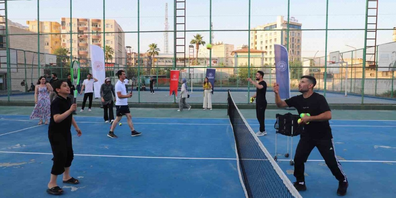 Şırnak'ın Cizre ilçesinde özel çocuklar için tenis şöleni