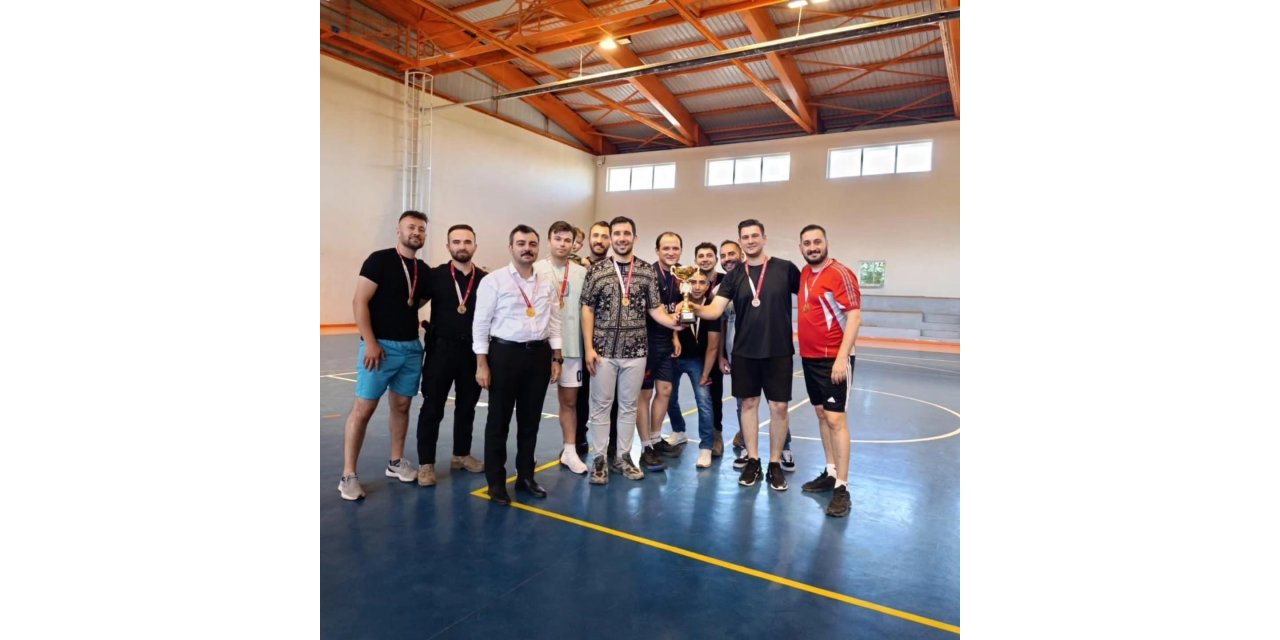 Dicle’de kurumlar arası voleybol turnuvası son buldu