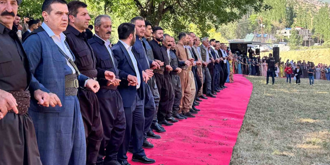Şırnak’ta en uzun halay kuyruğu