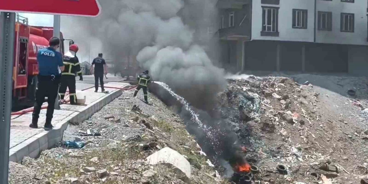 Bitlis'in Tatvan ilçesinde lastik yangını elektrik hattına sıçradı