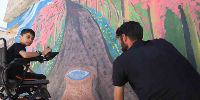 Hayallerini gerçekleştiremeyen oğluna duvarı tuval yaptı
