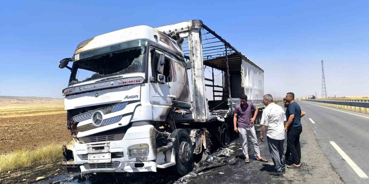 Mardin’de seyir halindeki tır alev aldı