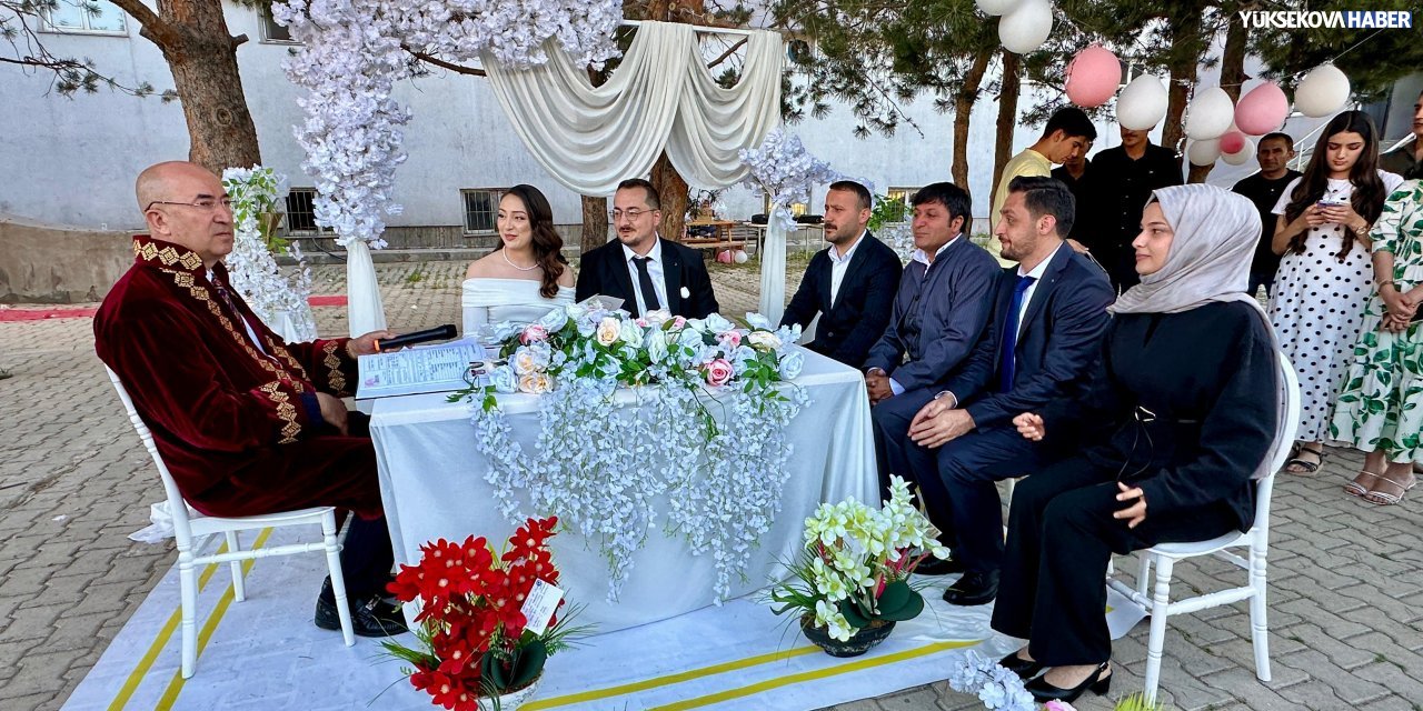Yüksekova’da görev yapan öğretmen çiftin nikahı okul bahçesinde kıyıldı