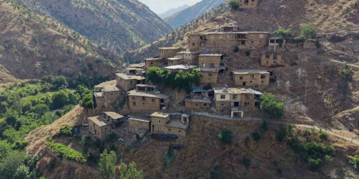 Hizan’ın asırlık taş evleri hayran bırakıyor