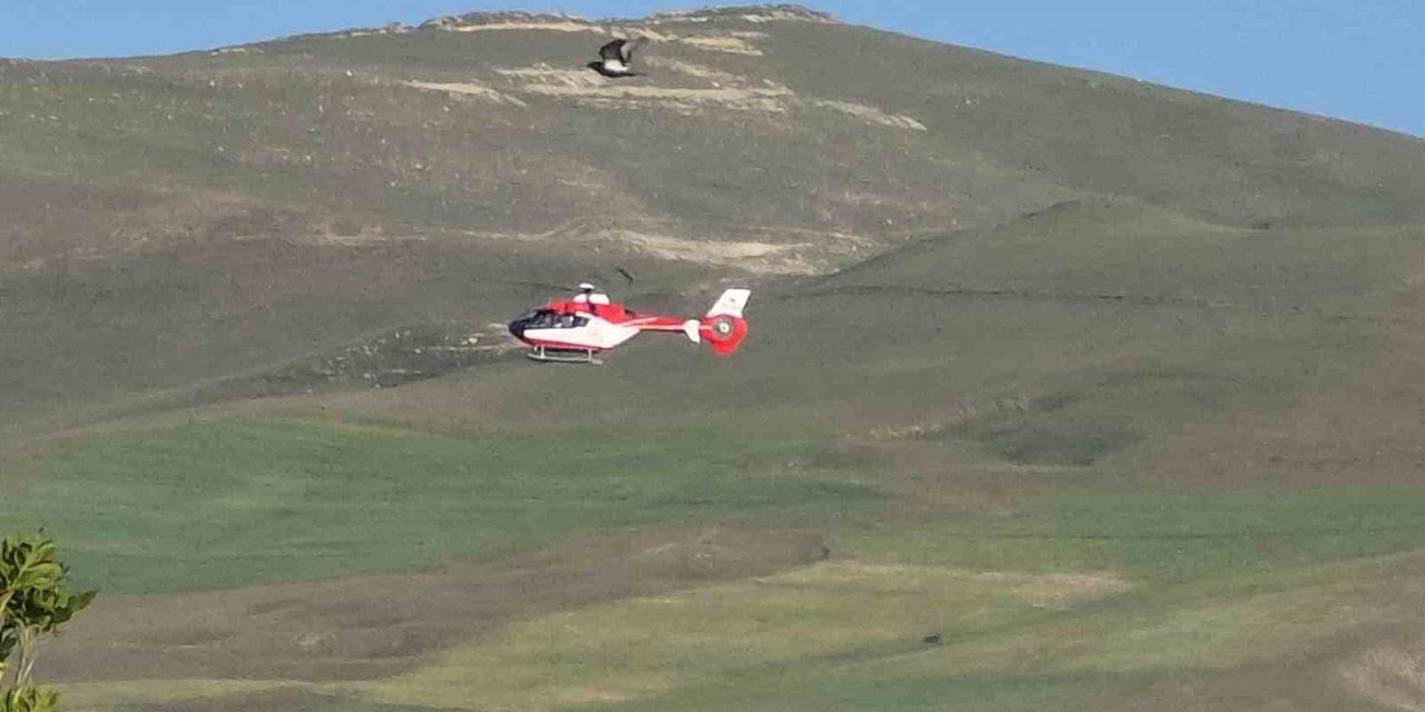 Van'ın Bahçesaray ilçesinde kalp krizi geçiren hasta helikopter ambulansla hastaneye sevk edildi