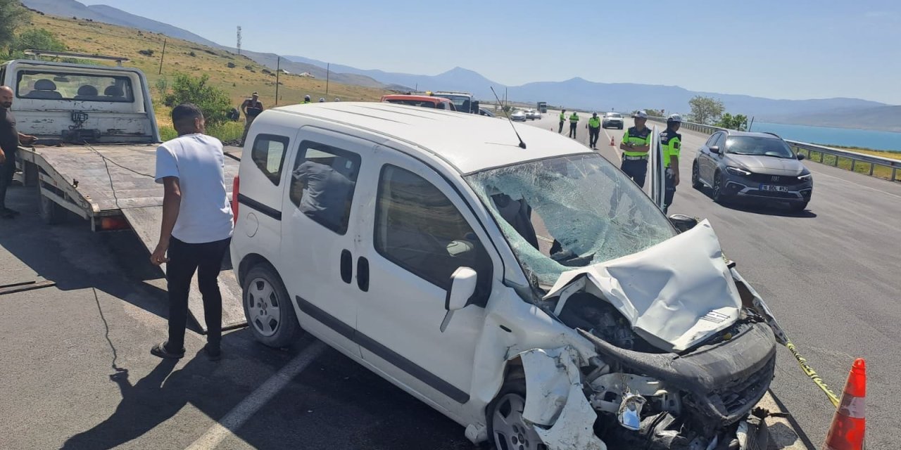 Van'da hafif ticari araç, park halindeki askeri araca çarptı; 1 asker hayatını kaybetti, 5 yaralı